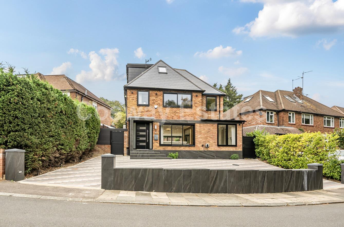 5 bed property in Reddings Close, Mill Hill, NW7, London